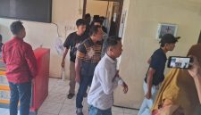 TEGANG: Keluarga pasien yang meninggal dunia saat keluar dari ruangan Kepala Dinkes P2KB usai audiensi (Foto Istimewa)