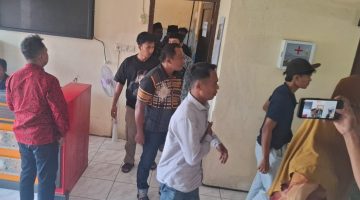 TEGANG: Keluarga pasien yang meninggal dunia saat keluar dari ruangan Kepala Dinkes P2KB usai audiensi (Foto Istimewa)