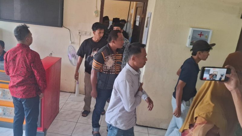 TEGANG: Keluarga pasien yang meninggal dunia saat keluar dari ruangan Kepala Dinkes P2KB usai audiensi (Foto Istimewa)