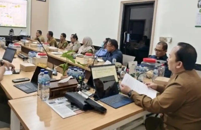 RAPAT: Kepala Bappeda Kabupaten Sumenep, Arif Firmanto, saat melihat kenaikan ekonomi daerah (Foto Istimewa)