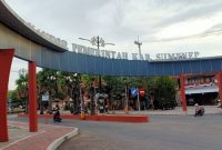 CERAH: Pengendara roda dua saat memasuki gerbang kantor Pemerintah Kabupaten Sumenep (Foto Istimewa)