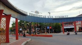 CERAH: Pengendara roda dua saat memasuki gerbang kantor Pemerintah Kabupaten Sumenep (Foto Istimewa)