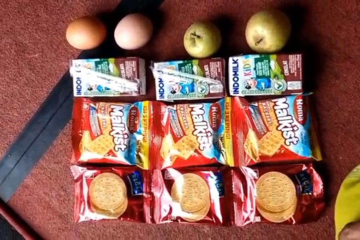 CAMILAN: Siswa terima MBG bentuk snack di Kecamatan Rubaru (Foto Istimewa)