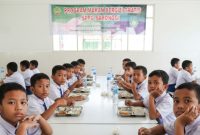 SEDIH: Sejumlah siswa sekolah dasar tampak enggan makan Program Makan Bergizi Gratis (MBG) dengan kualitas menu yang buruk (Doc. Seputar Jatim)