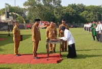 PENANDATANGANAN: Bupati Sumenep, Achmad Fauzi Wongsojudo, saat menyerahkan SK PPPK Paruh Waktu, yang didampingi Plt. Kepala BKPSDM Sumenep, Arif Frimanto di di Stadion GOR A. Yani Pangligur (Mufti Che - Seputar Jatim)