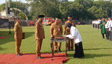 PENANDATANGANAN: Bupati Sumenep, Achmad Fauzi Wongsojudo, saat menyerahkan SK PPPK Paruh Waktu, yang didampingi Plt. Kepala BKPSDM Sumenep, Arif Frimanto di di Stadion GOR A. Yani Pangligur (Mufti Che - Seputar Jatim)