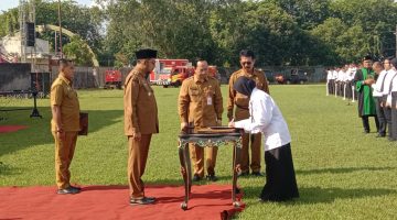 PENANDATANGANAN: Bupati Sumenep, Achmad Fauzi Wongsojudo, saat menyerahkan SK PPPK Paruh Waktu, yang didampingi Plt. Kepala BKPSDM Sumenep, Arif Frimanto di di Stadion GOR A. Yani Pangligur (Mufti Che - Seputar Jatim)