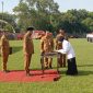 PENANDATANGANAN: Bupati Sumenep, Achmad Fauzi Wongsojudo, saat menyerahkan SK PPPK Paruh Waktu, yang didampingi Plt. Kepala BKPSDM Sumenep, Arif Frimanto di di Stadion GOR A. Yani Pangligur (Mufti Che - Seputar Jatim)