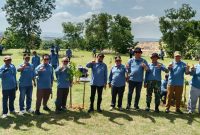 KOMPAK: Foto bersama jajaran Medco Energi dan Bupati Sumenep usai menanam 1.300 pohon di TPA Batuan (Doc. Seputar Jatim)