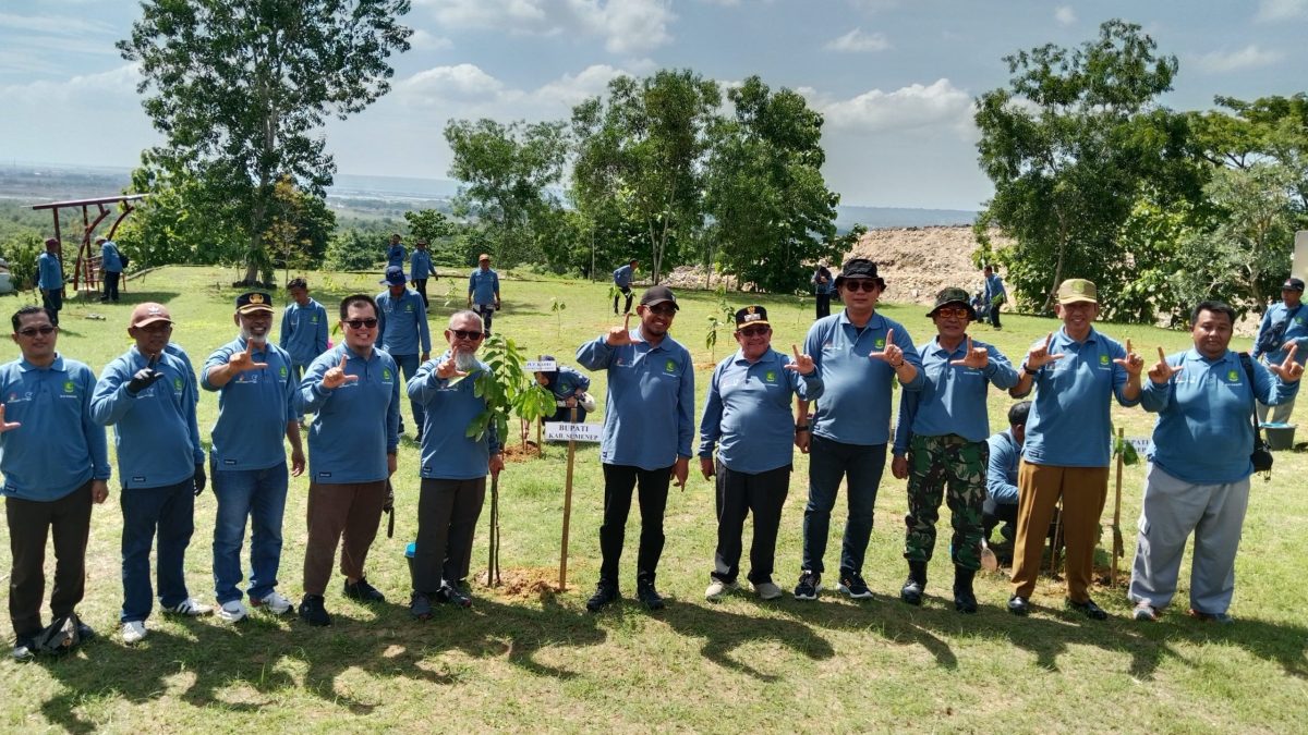 KOMPAK: Foto bersama jajaran Medco Energi dan Bupati Sumenep usai menanam 1.300 pohon di TPA Batuan (Doc. Seputar Jatim)