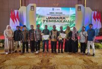 BERBAHAGIA: Kepala Dinas Ketahanan Pangan dan Pertanian (DKPP) Sumenep, Chainur Rasyid, usai menerima penghargaan inovasi pertanian tingkat Jawa Timur (Doc. Seputar Jatim)