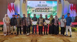 BERBAHAGIA: Kepala Dinas Ketahanan Pangan dan Pertanian (DKPP) Sumenep, Chainur Rasyid, usai menerima penghargaan inovasi pertanian tingkat Jawa Timur (Doc. Seputar Jatim)