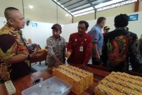 MEMANTAU: Kepala Diskop UKM Perindag Sumenep, Moh. Ramli, saat menyambut kunjungan dari Pemkab Probolinggo di Gedung APHT (SandiGT - Seputar Jatim)