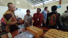 MEMANTAU: Kepala Diskop UKM Perindag Sumenep, Moh. Ramli, saat menyambut kunjungan dari Pemkab Probolinggo di Gedung APHT (SandiGT - Seputar Jatim)