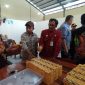 MEMANTAU: Kepala Diskop UKM Perindag Sumenep, Moh. Ramli, saat menyambut kunjungan dari Pemkab Probolinggo di Gedung APHT (SandiGT - Seputar Jatim)