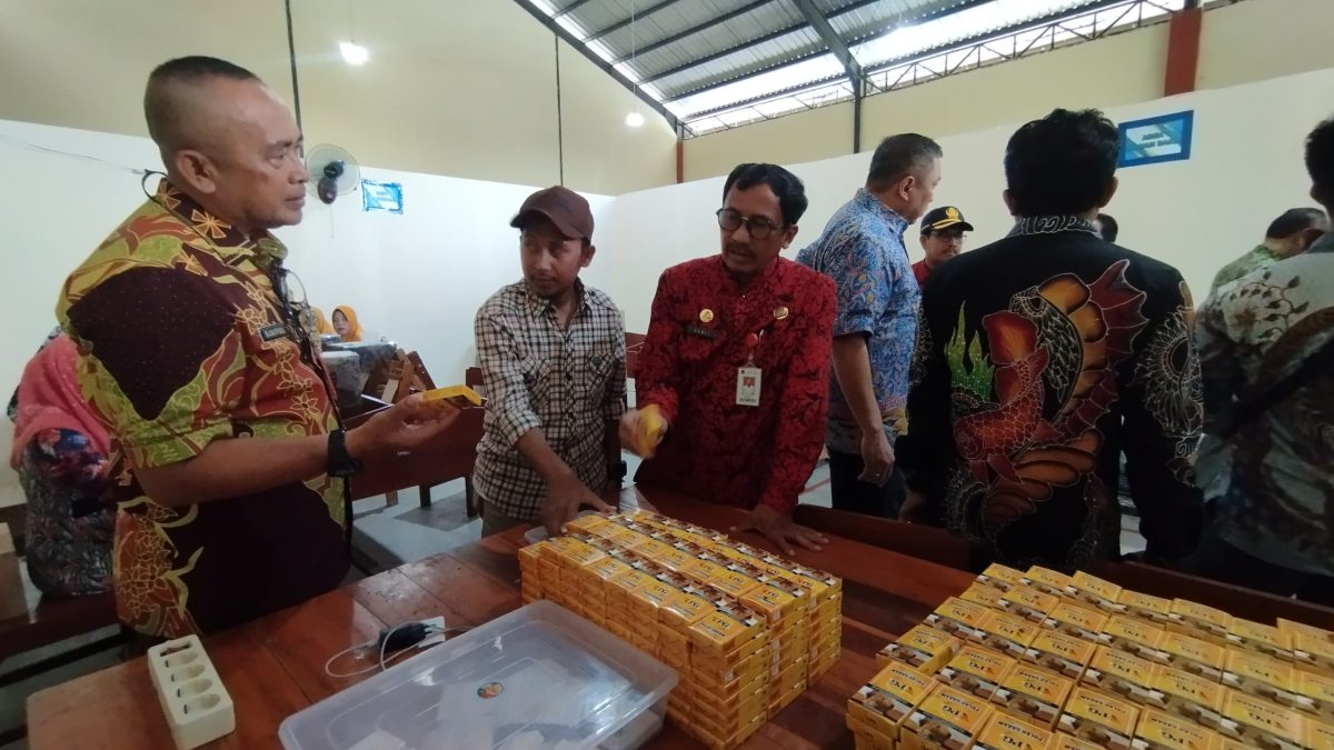 MEMANTAU: Kepala Diskop UKM Perindag Sumenep, Moh. Ramli, saat menyambut kunjungan dari Pemkab Probolinggo di Gedung APHT (SandiGT - Seputar Jatim)