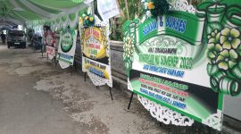 KARANGAN BUNGA: Ucapan Konfercab NU Sumenep 2025 mulai berjejer di Ponpes Annuqayah Guluk Guluk (Doc. Seputar Jatim)