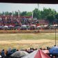 TEMPUR: Sepasang sapi karapan memeriahkan peringatan Hari Ulang Tahun (HUT) pertama DRT di Lapangan Giling Sumenep (SandGT - Seputar Jatim)