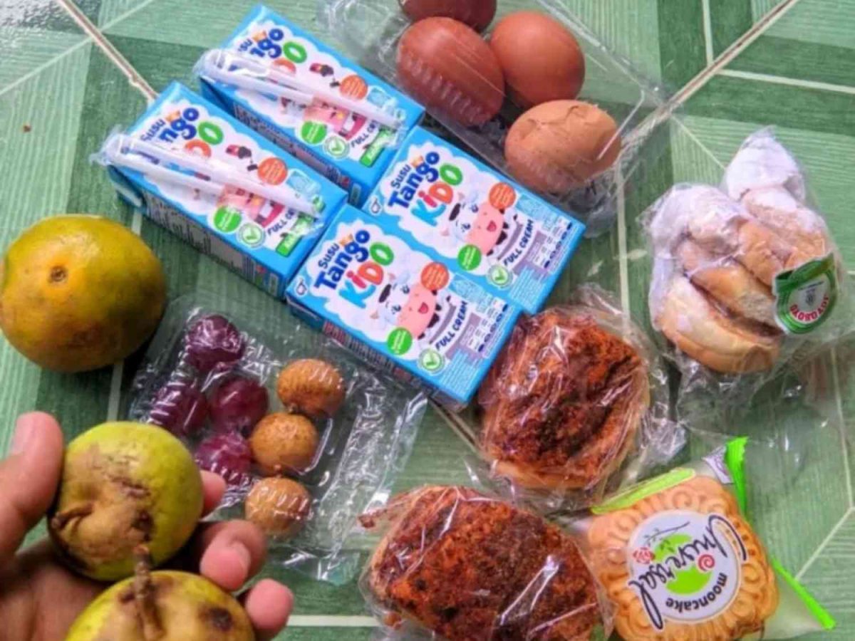 BUSUK: MBG kering yang dibarikan SPPG Lentang Jambu ke anak-anak sekolah (Doc. Seputar Jatim)