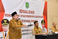 TEGAS: Wakil Bupati Sumenep, Imam Hasyim, saat memberikan sambutan di acara sosialisasi UMK (Doc. Seputar Jatim)