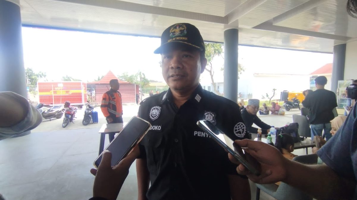 TEGAS: Koordinator Satuan Pelayanan Terminal, Handoko Imam Hanafi, saat diwawancarai jurnalis (SandiGT - Seputar Jatim)