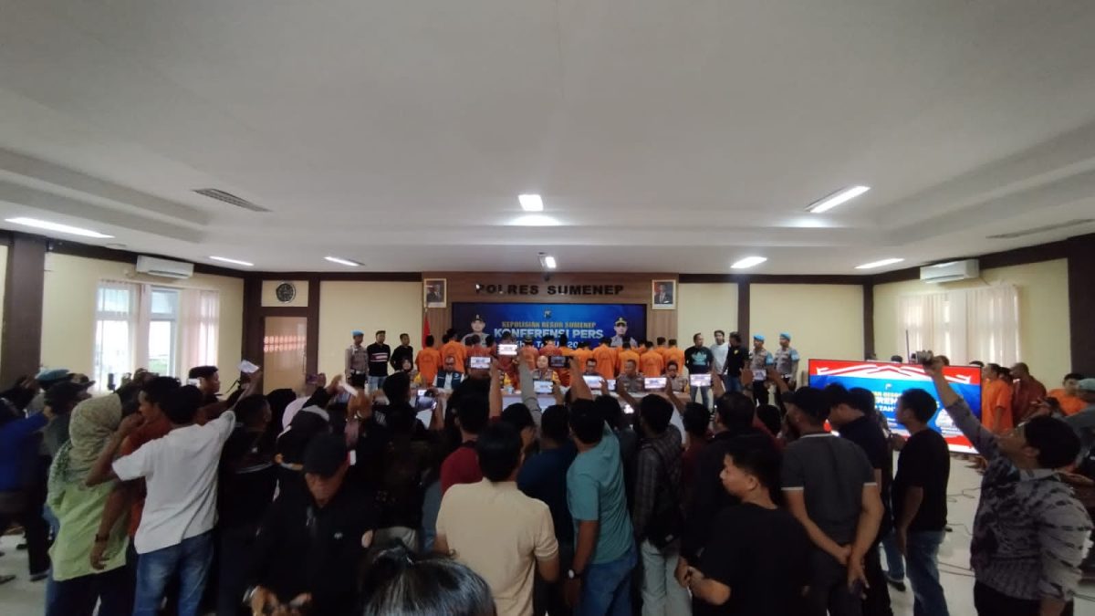 MELIPUT: Konferensi Pers Akhir Tahun 2025 yang digelar di Aula Polres Sumenep (SandGT - Seputar Jatim)