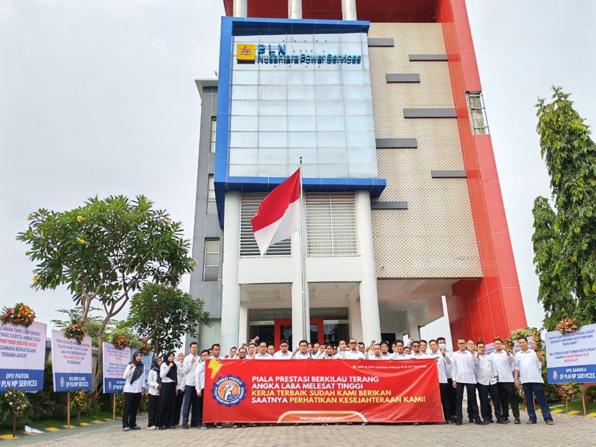 BERJUANG: Sejumlah pegawai melakukan aksi protes bonus di PLN NPS (Doc. Seputar Jatim)