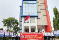 BERJUANG: Sejumlah pegawai melakukan aksi protes bonus di PLN NPS (Doc. Seputar Jatim)