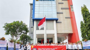 BERJUANG: Sejumlah pegawai melakukan aksi protes bonus di PLN NPS (Doc. Seputar Jatim)