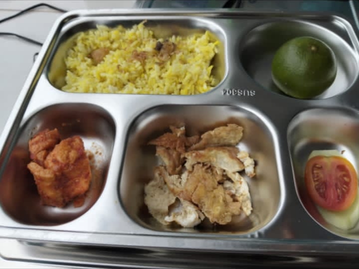 MAKANAN: Menu MBG yang disajikan dapur Dasuk Laok diprotes wali murid (SC WhatsApp)