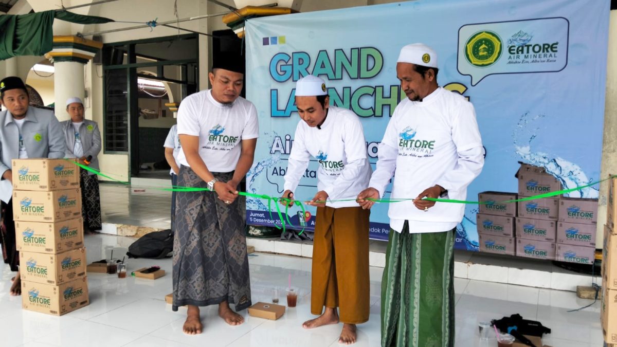 MEMOTONG PITA: Suasana peluncuran Air Mineral 'Eatore' (Doc. Seputar Jatim)