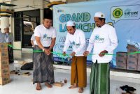 MEMOTONG PITA: Suasana peluncuran Air Mineral 'Eatore' (Doc. Seputar Jatim)