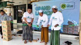 MEMOTONG PITA: Suasana peluncuran Air Mineral 'Eatore'  (Doc. Seputar Jatim)