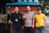 SEMANGAT: Mahasiswa Pascasarjana Universitas Negeri Malang (UM) Hefni Munawar (kiri) Agus Hermawan dan Agung Winarno (tengah) bersama UMKM Sate Madura Cak Ardi (kanan) saat melakukan foto bersama (Doc. Seputar Jatim)