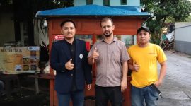 SEMANGAT: Mahasiswa Pascasarjana Universitas Negeri Malang (UM) Hefni Munawar (kiri) Agus Hermawan dan Agung Winarno (tengah) bersama UMKM Sate Madura Cak Ardi (kanan) saat melakukan foto bersama (Doc. Seputar Jatim)