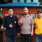 SEMANGAT: Mahasiswa Pascasarjana Universitas Negeri Malang (UM) Hefni Munawar (kiri) Agus Hermawan dan Agung Winarno (tengah) bersama UMKM Sate Madura Cak Ardi (kanan) saat melakukan foto bersama (Doc. Seputar Jatim)