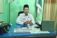 BERWIBAWA: Kepala MTsN 3 Saronggi, Didik Santoso, saat ditemui di ruang kerjanya (Mufti Che - Seputar Jatim)