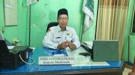 BERWIBAWA: Kepala MTsN 3 Saronggi, Didik Santoso, saat ditemui di ruang kerjanya (Mufti Che - Seputar Jatim)
