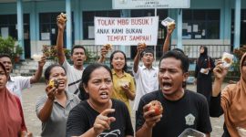 FOTO ILUSTRASI: SPPG Matlabul Ulum Jambu diprotes usai menyajikan MBG yang tidak layak konsumsi (Doc. Seputar Jatim)