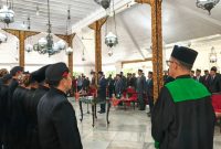 PELANTIKAN: Bupati Achmad Fauzi Wongsojudo, saat melantik dan mengambil sumpah jabatan sembilan pejabat pimpinan tinggi pratama (Eselon II) di lingkungan Pemerintah Kabupaten Sumenep di Pendopo Agung Keraton Sumenep (Mufti Che - Seputar Jatim)