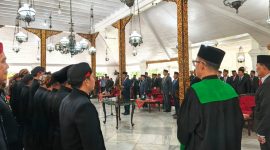 PELANTIKAN: Bupati Achmad Fauzi Wongsojudo, saat melantik dan mengambil sumpah jabatan sembilan pejabat pimpinan tinggi pratama (Eselon II) di lingkungan Pemerintah Kabupaten Sumenep di Pendopo Agung Keraton Sumenep (Mufti Che - Seputar Jatim)