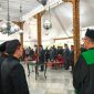 PELANTIKAN: Bupati Achmad Fauzi Wongsojudo, saat melantik dan mengambil sumpah jabatan sembilan pejabat pimpinan tinggi pratama (Eselon II) di lingkungan Pemerintah Kabupaten Sumenep di Pendopo Agung Keraton Sumenep (Mufti Che - Seputar Jatim)