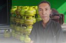 GAGAH: Konsumen, Hendri, saat memberikan keterangan tentang kondisi gas elpiji 3 kg di Arjasa (Mufti Che - Seputar Jatim)