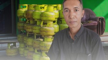 GAGAH: Konsumen, Hendri, saat memberikan keterangan tentang kondisi gas elpiji 3 kg di Arjasa (Mufti Che - Seputar Jatim)
