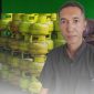 GAGAH: Konsumen, Hendri, saat memberikan keterangan tentang kondisi gas elpiji 3 kg di Arjasa (Mufti Che - Seputar Jatim)