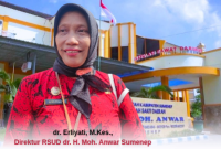 TERSENYUM: Direktur RSUD dr. H. Moh. Anwar Sumenep, Erliyati (Doc. Seputar Jatim)