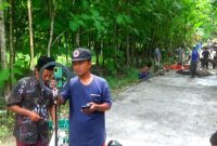 KOMPAK: Dua warga sedang live TikTok meminta donasi untuk memperbaiki jalan yang rusak di Desa Pragaan Laok (Doc. Seputar Jatim)