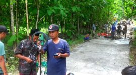 KOMPAK: Dua warga sedang live TikTok meminta donasi untuk memperbaiki jalan yang rusak di Desa Pragaan Laok (Doc. Seputar Jatim)