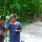 KOMPAK: Dua warga sedang live TikTok meminta donasi untuk memperbaiki jalan yang rusak di Desa Pragaan Laok (Doc. Seputar Jatim)