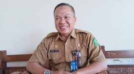 TERSENYUM: Kepala Bidang Pencegahan dan Pengendalian Penyakit (P2P) Dinkes P2KB Sumenep, Achmad Syamsuri, saat saat ditemui di ruang kerjanya (SandiGT - Seputar Jatim)